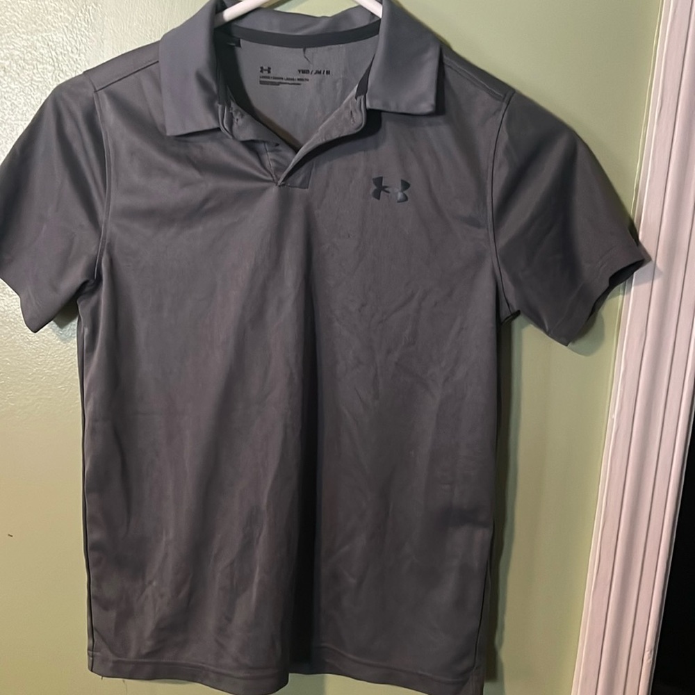 Under armour boys  shirt size M color grey.